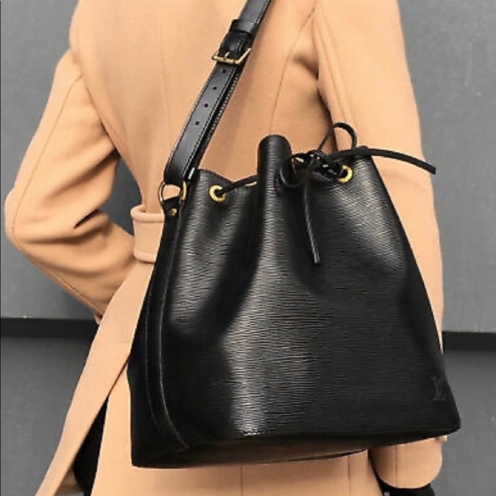 Host Pick🎉 Louis Vuitton Black Noir Petit Noe Bucket Bag